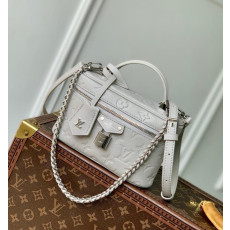 루이비통 M13593 베니티 체인 파우치