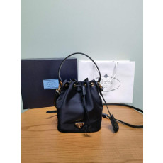 프라다 리나일론 1978 버킷백