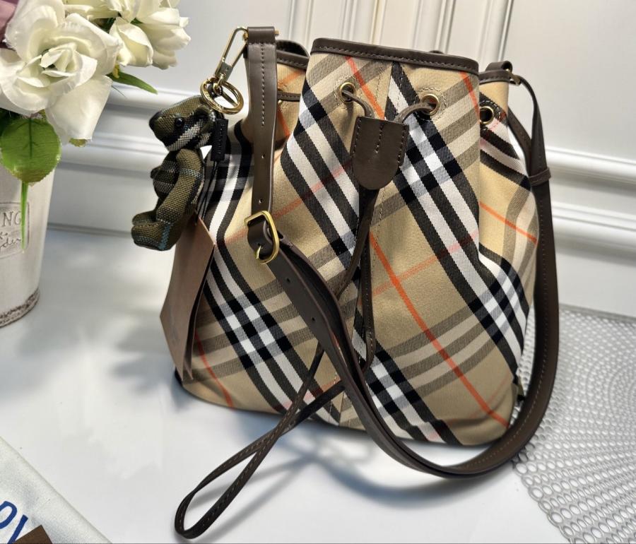 버버리 미디엄 체크 버킷백 키링 세트 (국내배송)