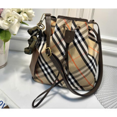 버버리 미디엄 체크 버킷백 키링 세트 (국내배송)