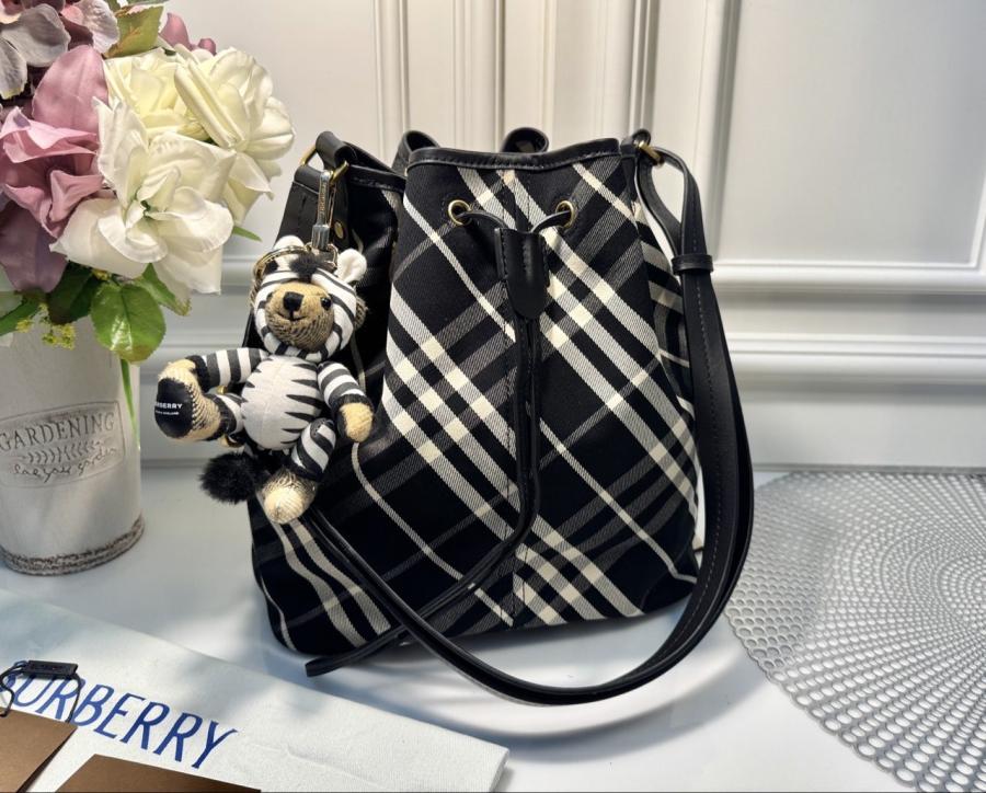 버버리 미디엄 체크 버킷백 키링 세트 (국내배송)
