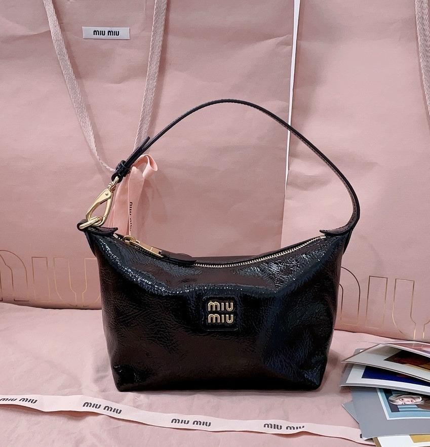 미우미우 25SS 5NE841 나플락 페이턴트 토트백