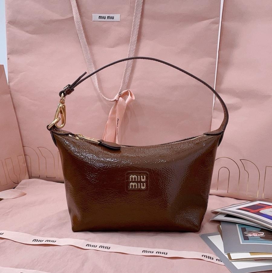 미우미우 25SS 5NE841 나플락 페이턴트 토트백