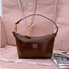 미우미우 25SS 5NE841 나플락 페이턴트 토트백