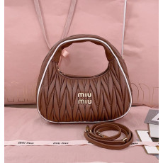 미우미우 5BC125 마틀라쎄 완더백 23cm