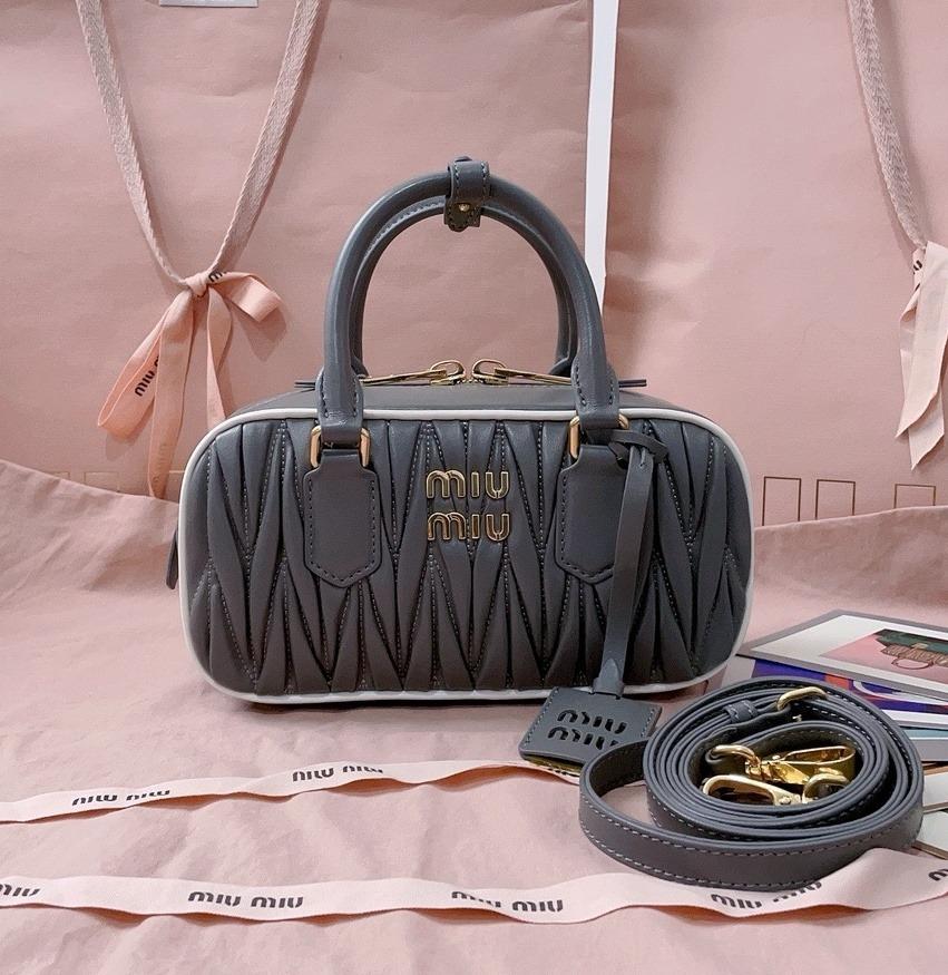 미우미우 SS25 마테라쎄 아르카디 토트백 22cm