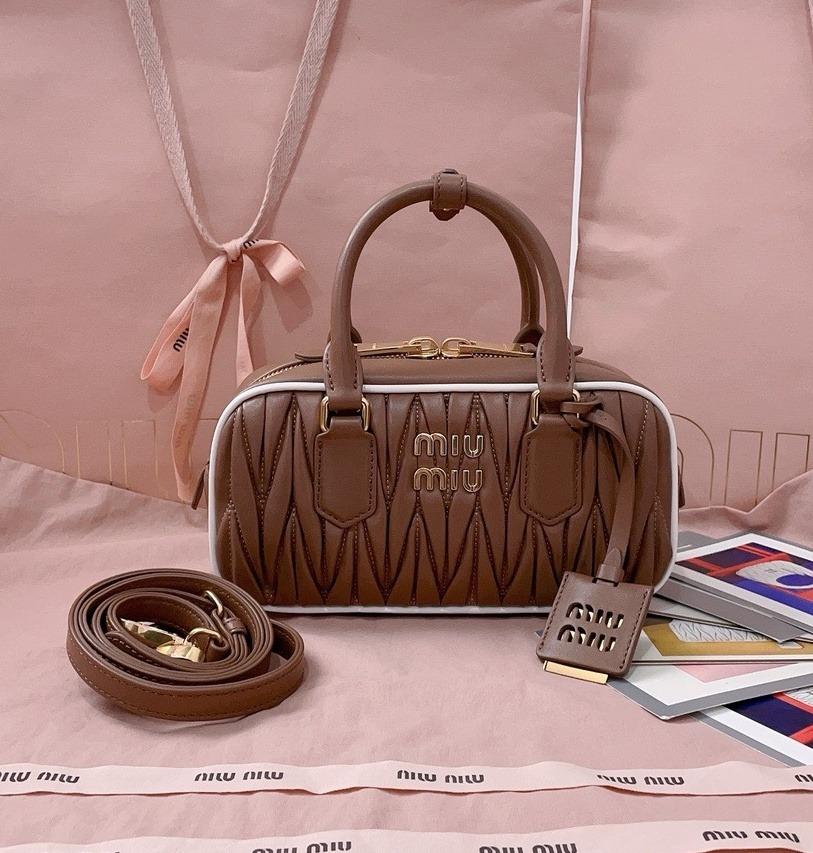 미우미우 SS25 마테라쎄 아르카디 토트백 22cm