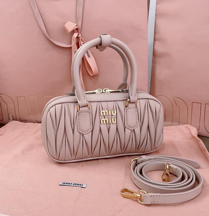 미우미우 25SS 아르카디 마테라쎄 미니 토트숄더백