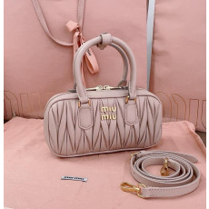 미우미우 25SS 아르카디 마테라쎄 미니 토트숄더백