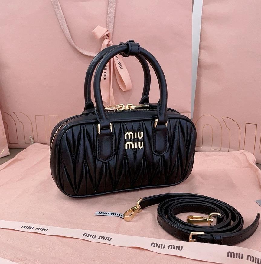 미우미우 25SS 아르카디 마테라쎄 미니 토트숄더백