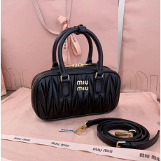 미우미우 25SS 아르카디 마테라쎄 미니 토트숄더백