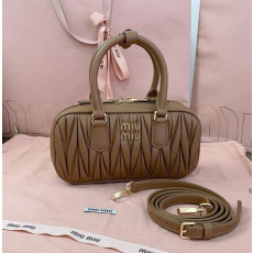 미우미우 25SS 아르카디 마테라쎄 미니 토트숄더백