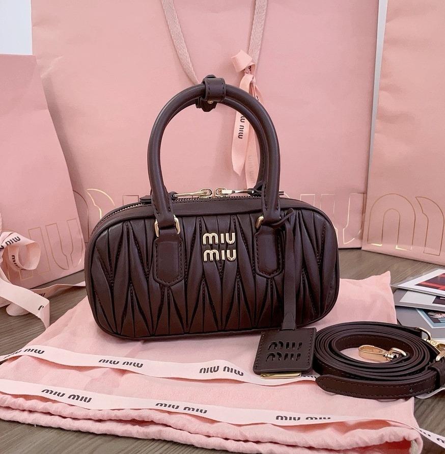 미우미우 25SS 아르카디 마테라쎄 미니 토트숄더백