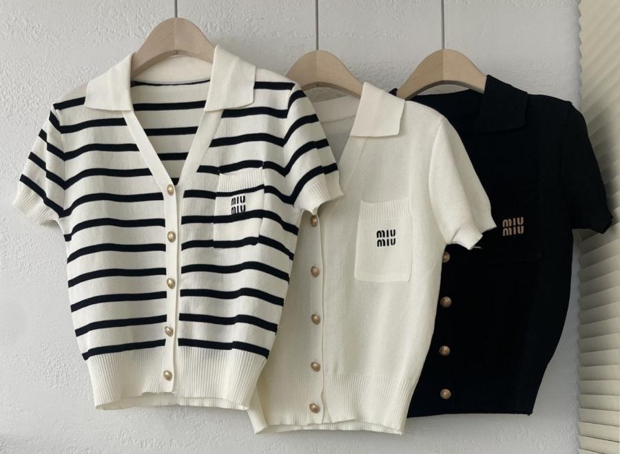 미우미우 골드버튼 카라 반팔 니트 (국내배송)