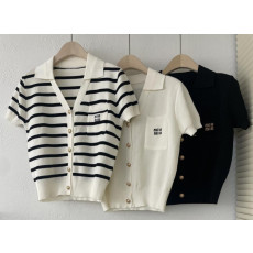 미우미우 골드버튼 카라 반팔 니트 (국내배송)