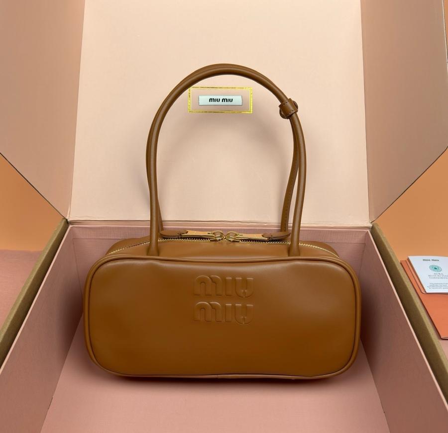 미우미우 아르카디 레더 보 백 스몰