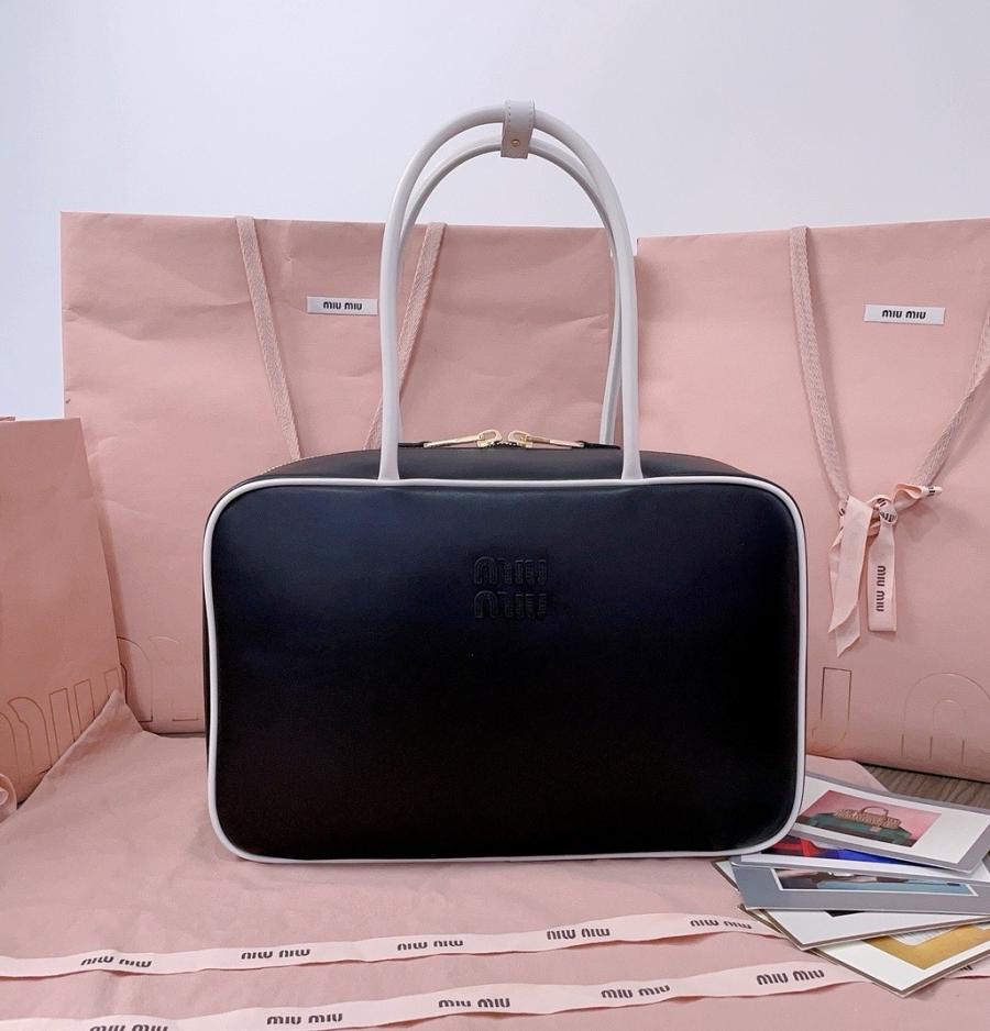 미우미우 아르카디 가죽 보백 라지