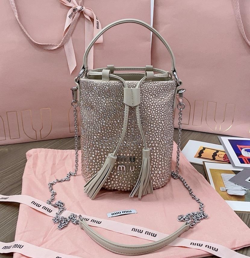 미우미우 5BE085 장식 새틴 버킷백