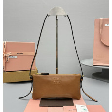 미우미우 로고 엠보싱 미니 숄더백