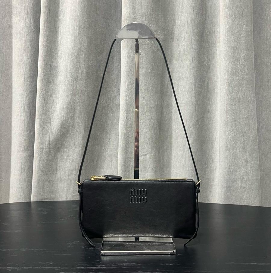 미우미우 로고 엠보싱 미니 숄더백