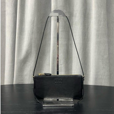 미우미우 로고 엠보싱 미니 숄더백