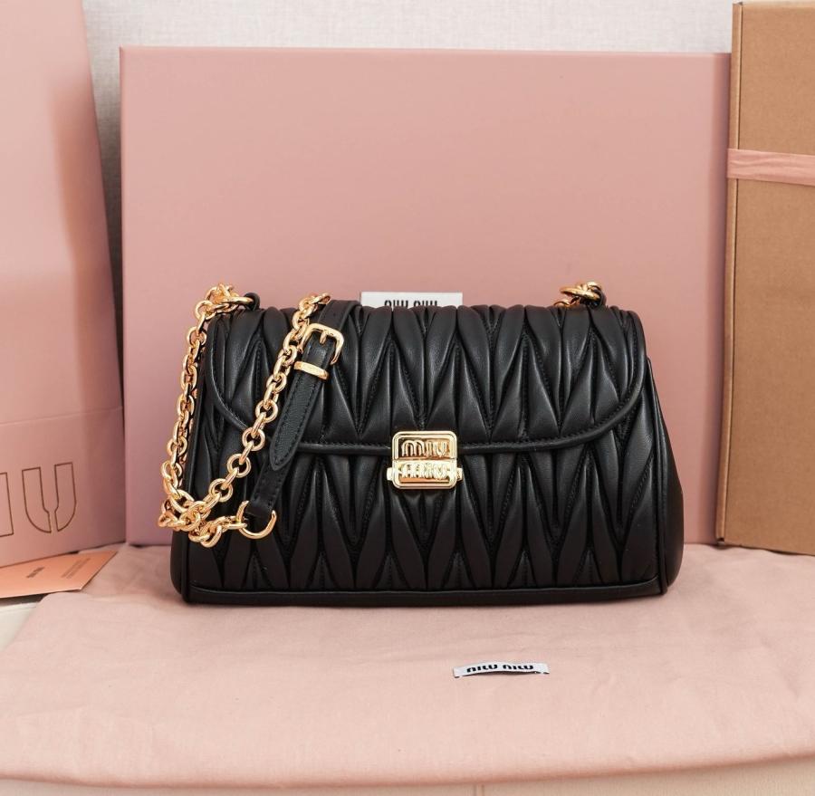 미우미우 마틀라쎄 나파가죽 플랩 가죽 숄더백