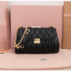 미우미우 마틀라쎄 나파가죽 플랩 가죽 숄더백