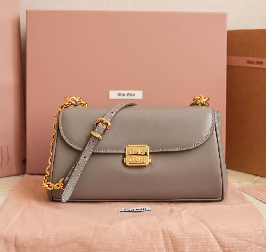 미우미우 플랩 가죽 숄더백