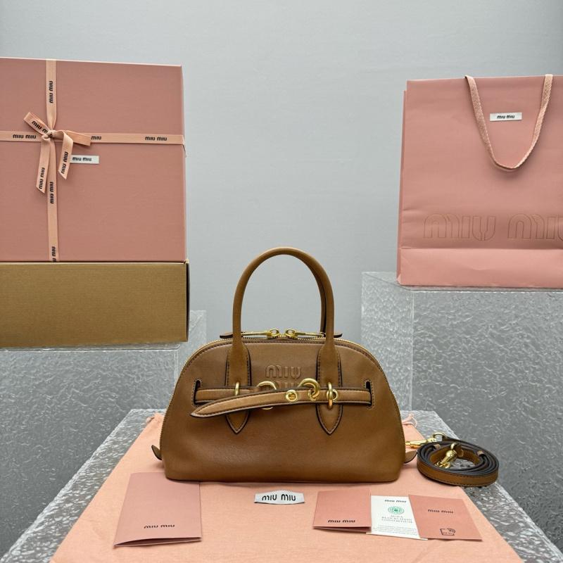 미우미우 아방뛰르 토트백