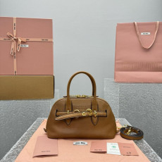 미우미우 아방뛰르 토트백