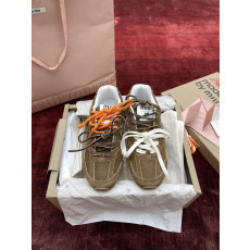 뉴발란스 X 미우미우 530 스웨이드 메쉬 스니커즈 시나몬