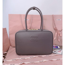 미우미우 아르카디 가죽 보백 미디움, 라지 