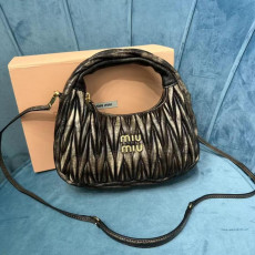 미우미우 5BC125 마틀라쎄 완더백 23cm