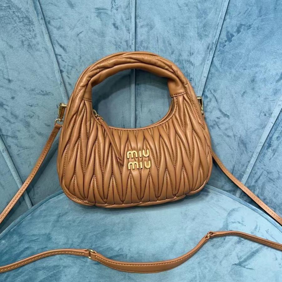 미우미우 5BC125 마틀라쎄 완더백 23cm