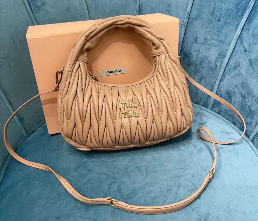 미우미우 5BC125 마틀라쎄 완더백 23cm