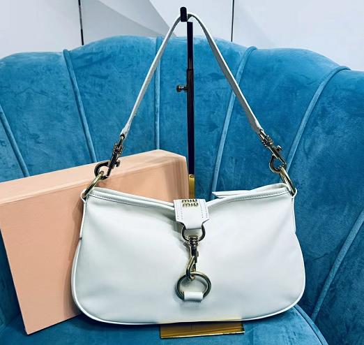 미우미우 5BC123 스냅 후크 가죽 숄더백