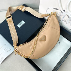 프라다 리나일론 하프문 백 1BH222