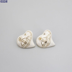 비비안웨스트우드 로고 하트 스터드 귀걸이 (국내배송)