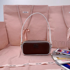 미우미우 가죽 파우치 5NE024