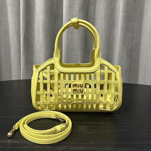 미우미우 가죽 바스켓 백 5BA294