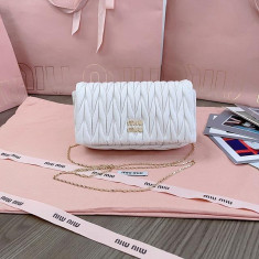 미우미우 마테라쎄 체인 숄더백 5BP086