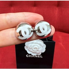 샤넬 cc 스터드 귀걸이