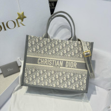 디올 북토트백 미듐 스트랩 버전