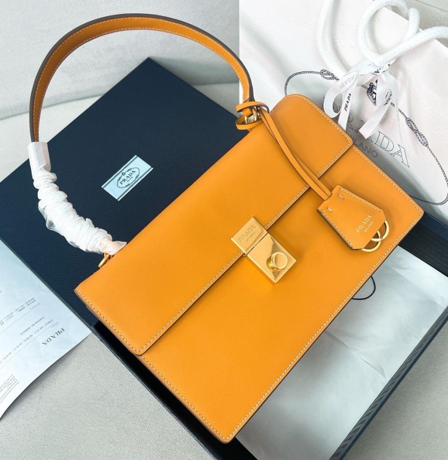 프라다 1BD378 소프트 사운드 참 장식 라지 숄더백