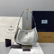 프라다 클레오 브러시드 가죽 숄더백 스몰, 미듐