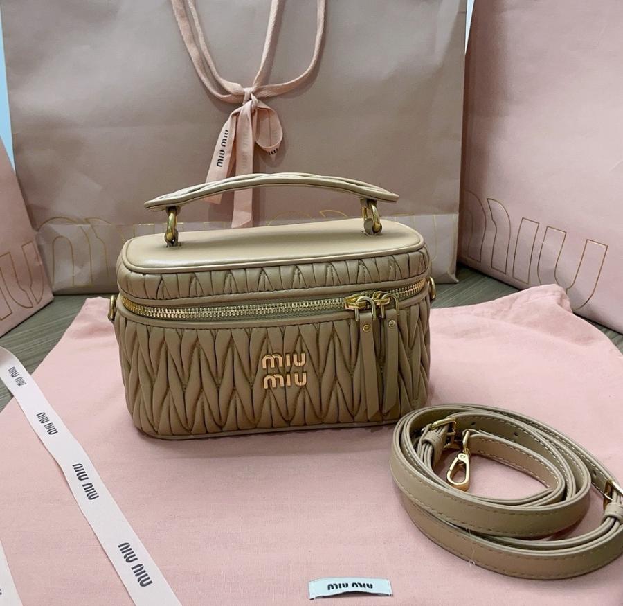 미우미우 5BH226 마테라세 나파 가죽 미니 탑핸들 숄더백 베니티백