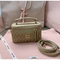 미우미우 5BH226 마테라세 나파 가죽 미니 탑핸들 숄더백 베니티백