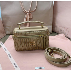 미우미우 5BH226 마테라세 나파 가죽 미니 탑핸들 숄더백 베니티백