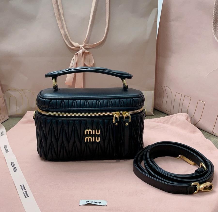 미우미우 5BH226 마테라세 나파 가죽 미니 탑핸들 숄더백 베니티백