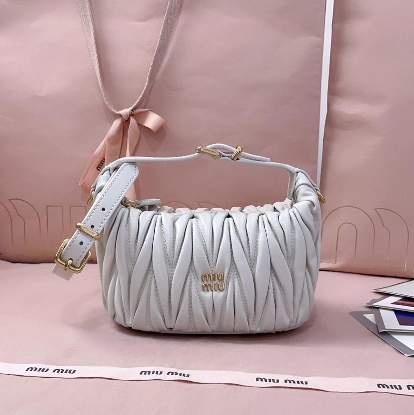 미우미우 25FW 5NE026 마테라쎄 나파 가죽 미니 파우치 숄더백